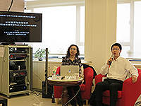中国社科院新闻与传播研究所研究员暨媒介传播与青少年发展研究中心主任卜卫教授（左）